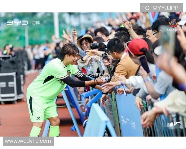 香港足球明星队现场激情演唱展现团队精神与音乐魅力引发观众热烈反响